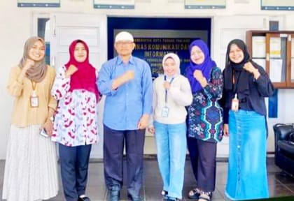 Usai tinjau kegiatan magang mahasiswanya, dosen UNP dan mahasiswanya poto bareng Kadis Kominfo Ampera Salim, Jumat (8/12/2023).